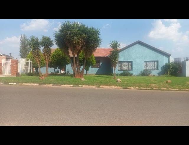 3 BEDROOM HOUSE FOR SALE IN LENASIA SOUTH